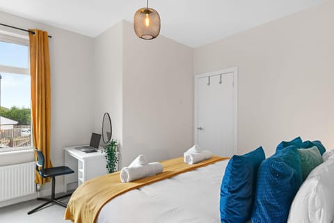 Whitehill - 3-Bed Home from Home, Sleeps 7, Great for Groups & Workers, FREE Parking & Netflix - Hosted by Stay Host Save House in Sheffield