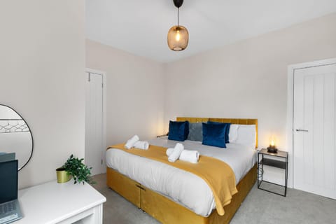 Whitehill - 3-Bed Home from Home, Sleeps 7, Great for Groups & Workers, FREE Parking & Netflix - Hosted by Stay Host Save House in Sheffield