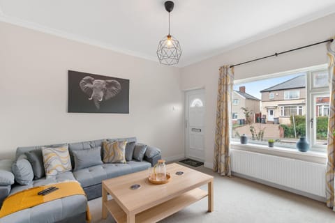Whitehill - 3-Bed Home from Home, Sleeps 7, Great for Groups & Workers, FREE Parking & Netflix - Hosted by Stay Host Save House in Sheffield