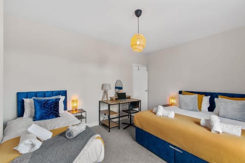 Whitehill - 3-Bed Home from Home, Sleeps 7, Great for Groups & Workers, FREE Parking & Netflix - Hosted by Stay Host Save House in Sheffield