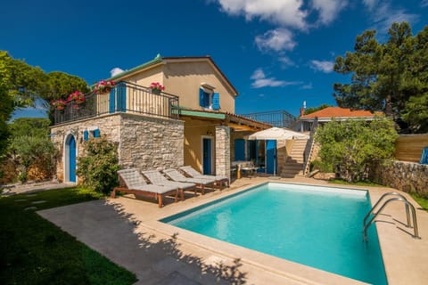 Property building, Patio, Day, Garden, Garden view, Pool view, Swimming pool, sunbed