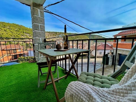 Spring, Day, Natural landscape, View (from property/room), Balcony/Terrace, Dining area, Mountain view
