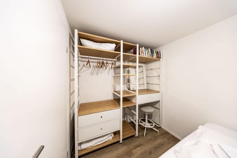 Bed, Seating area, Bedroom, Family