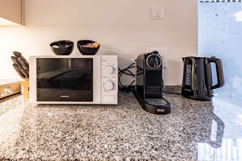 Coffee/tea facilities, Kitchen or kitchenette, oven, kitchen