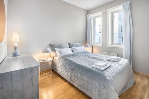 Bed, Bedroom, towels