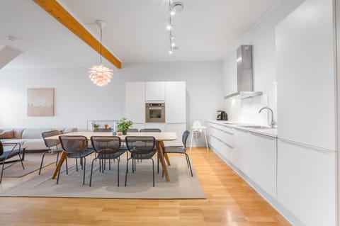 Kitchen or kitchenette, Living room, Seating area, Dining area