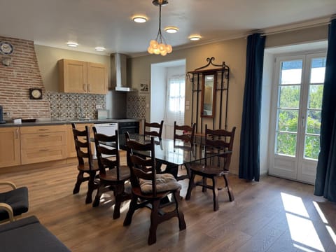 Kitchen or kitchenette, Living room, Seating area, Dining area