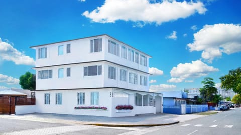 Property building, Day, Neighbourhood, Street view, Location, Parking