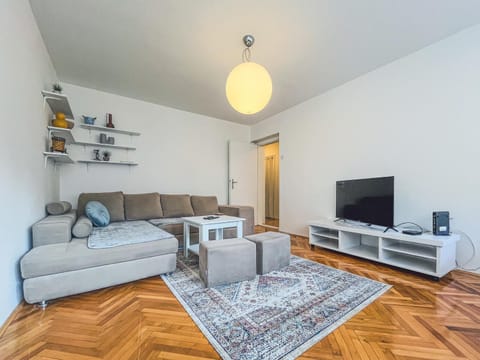 Communal lounge/ TV room, TV and multimedia, Living room, Seating area, Evening entertainment