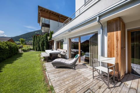 Property building, Balcony/Terrace, Living room