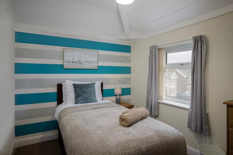 Arnside - Spacious 10-Bedroom Seaside Cottage House in Blackpool