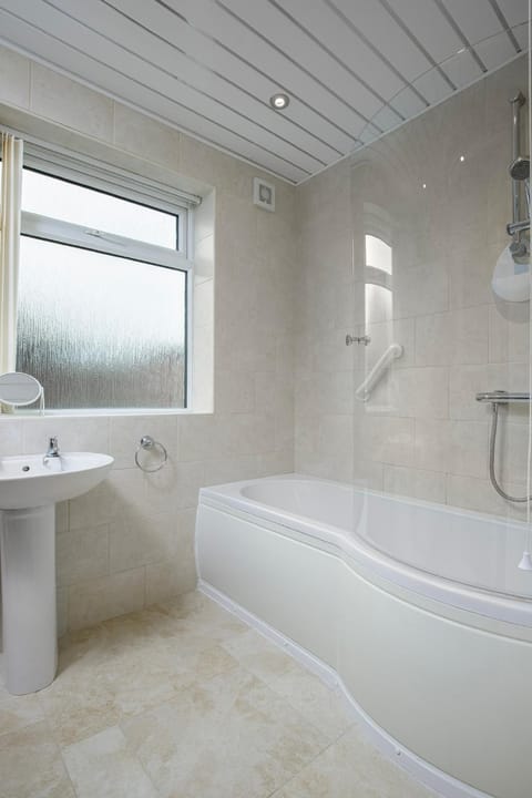 Arnside - Spacious 10-Bedroom Seaside Cottage House in Blackpool