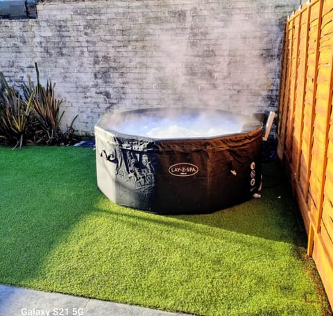 Arnside - Spacious 10-Bedroom Seaside Cottage with Hot Tub House in Blackpool