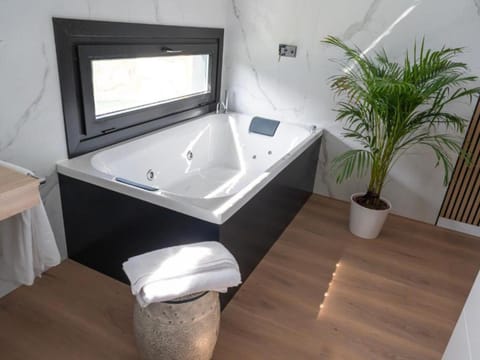 Restaurant/places to eat, Spring, Activities, Winter, Summer, Billiard, Children play ground, Darts, Game Room, Hot Tub, Bathroom, Balcony/Terrace, Photo of the whole room, Hiking, Sea view, Swimming pool, Sports, Breakfast, children, children, young children, young children, older children, older children, group of guests, group of guests, Family, Family, Bath, Parking, heating, internet, internet, pet friendly, pet friendly, laundry, air conditioner