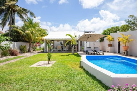 Property building, Day, Garden, Swimming pool, sunbed