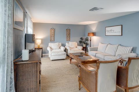 Bright Fort Myers Home with Pool - 9 Mi to Beach! House in Whiskey Creek