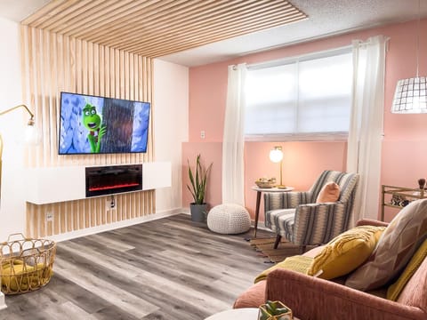 Communal lounge/ TV room, TV and multimedia, Living room, Seating area, Evening entertainment