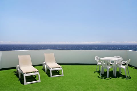 Property building, Balcony/Terrace, Living room