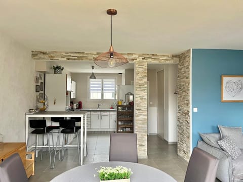 Kitchen or kitchenette, Dining area, stove