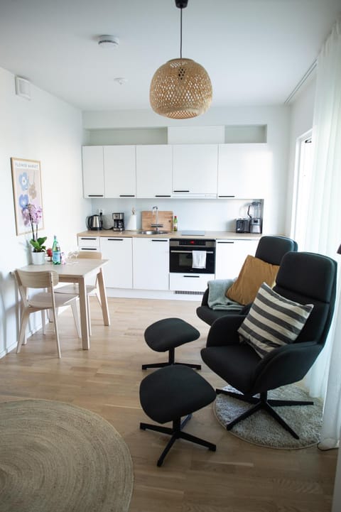 Kitchen or kitchenette, Living room, Seating area, Dining area, stove