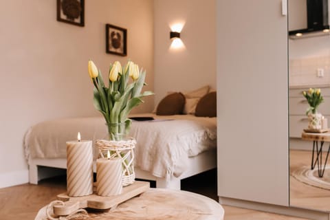 Bed, Seating area, Bedroom