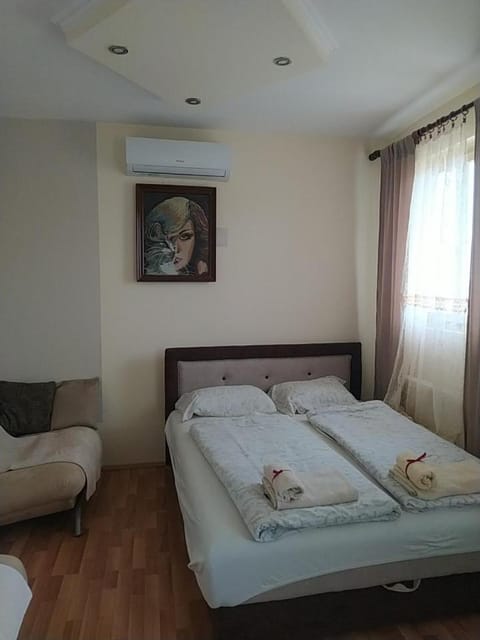 Bed, Bedroom, air conditioner