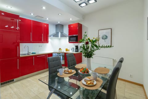 Kitchen or kitchenette, Dining area, oven