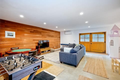 City Getaway, Hot Tub, Fire Pit, Game Room, BBQ, Hiking Trails, Vineyard Views, B-Ball House in Fallbrook