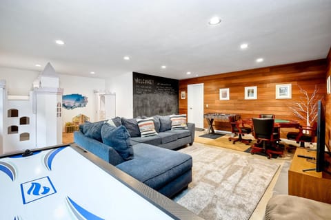 City Getaway, Hot Tub, Fire Pit, Game Room, BBQ, Hiking Trails, Vineyard Views, B-Ball House in Fallbrook