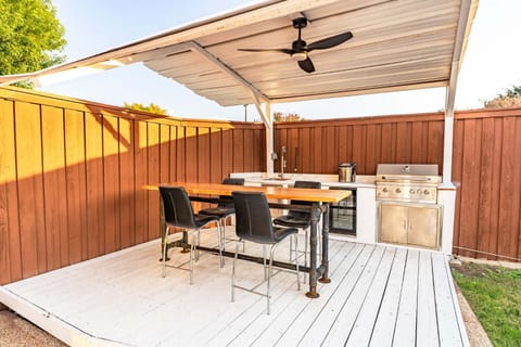 Elegant 4BR 2,5BA Holiday Home with Pool, Game Room & Grill House in Carrollton