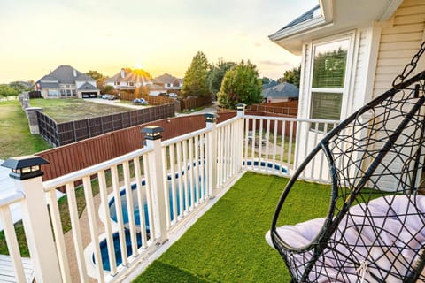 Elegant 4BR 2,5BA Holiday Home with Pool, Game Room & Grill House in Carrollton