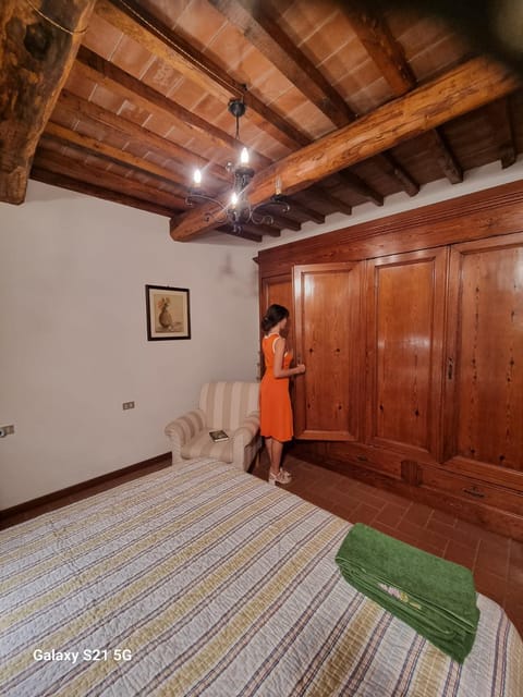 Photo of the whole room, Bedroom, wardrobe