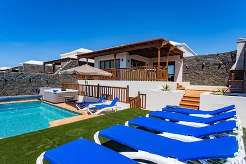 Property building, Balcony/Terrace, Swimming pool