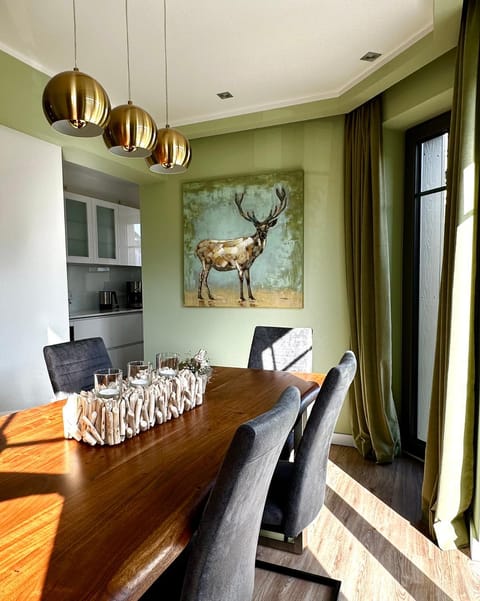 Kitchen or kitchenette, Seating area, Dining area