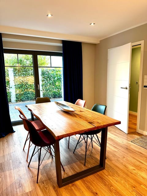 Seating area, Dining area