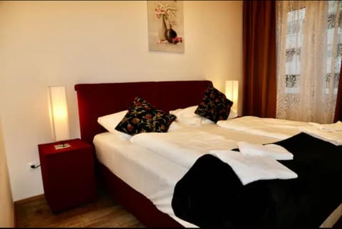 Bed, Bedroom, towels