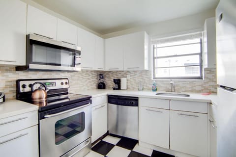 2B/2B, Free Parking, South Beach, 1 Block 2 Beach Apartment in Flamingo Lummus