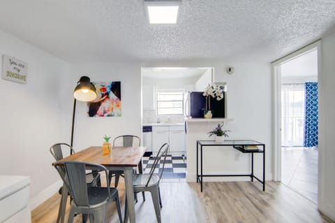 2B/2B, Free Parking, South Beach, 1 Block 2 Beach Apartment in Flamingo Lummus