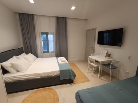 Bed, TV and multimedia, Photo of the whole room, Bedroom