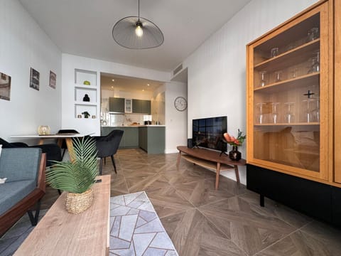 TV and multimedia, Kitchen or kitchenette, Living room, Seating area, Dining area