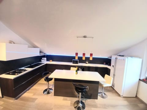 Kitchen or kitchenette, Dining area, minibar