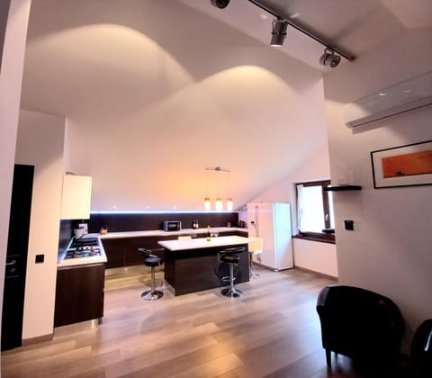 Kitchen or kitchenette, air conditioner