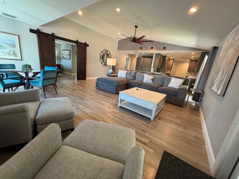 TV and multimedia, Photo of the whole room, Seating area