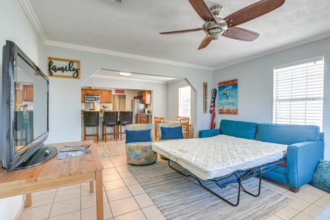 Less Than 1 Mi to Beach! Family-Friendly Galveston Home House in Galveston Island
