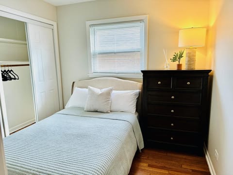 Charming and Convenient 3br 1ba apt - fully furnished and equipped - fast Internet Apartment in Forest Park