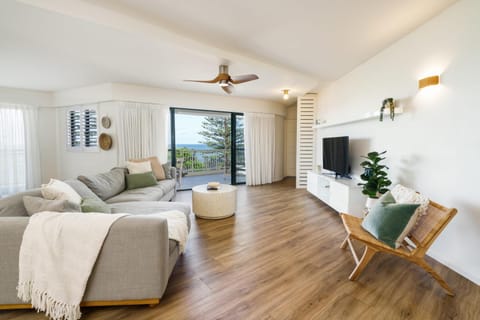 TV and multimedia, Living room, Seating area, Evening entertainment