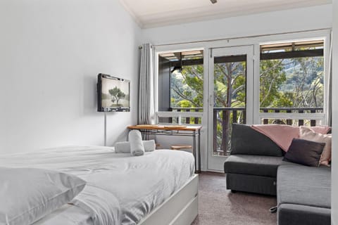 Bed, TV and multimedia, View (from property/room), Photo of the whole room, Seating area, Mountain view