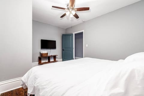 Home 4/ King Beds - Large Garage by StayStLouis House in Saint Louis