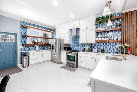 Home 4/ King Beds - Large Garage by StayStLouis House in Saint Louis