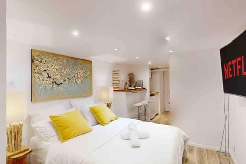 Bed, TV and multimedia, Photo of the whole room, Bedroom, towels